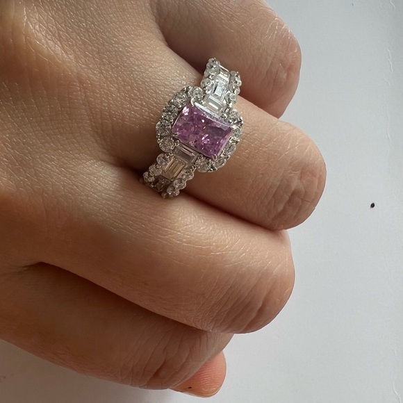 Beautiful engagement ring with high-C diamond sparkle - Picture 3 of 6